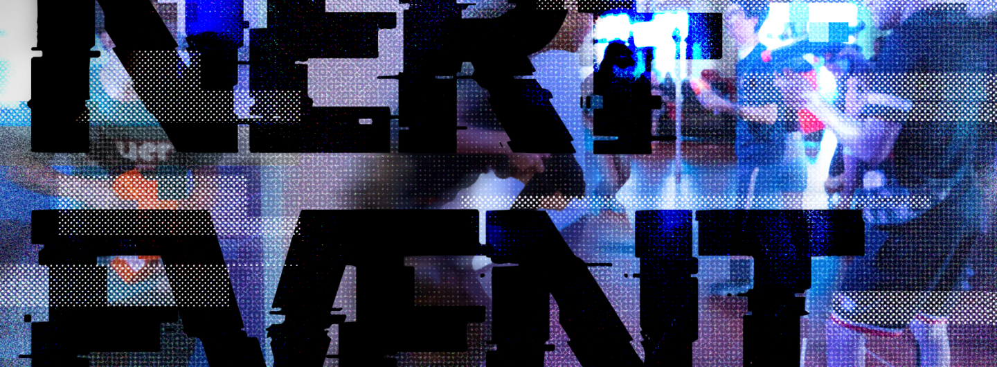 "Nerf Event" in verzerrter Schrift. Im Hintergrund sind unscharf Nerf Spieler:innen zu erkennen.